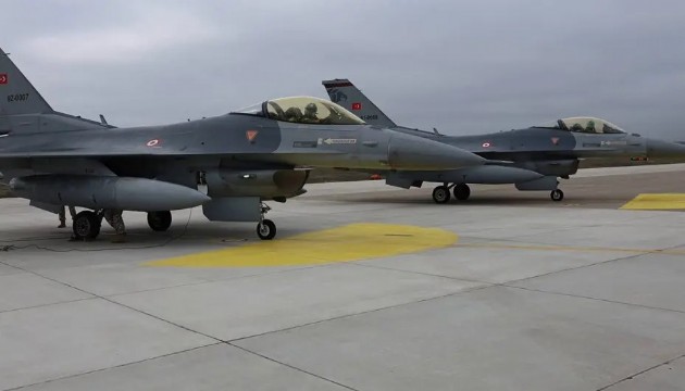 THK uçaklarından Karadeniz'de eğitim uçuşu