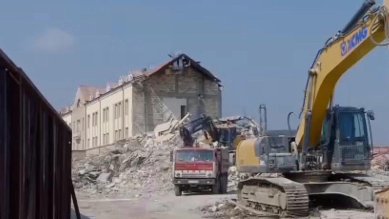 Azerbaycan, Hankendi de sözde Ermeni rejiminin parlamento binasını yıktı
