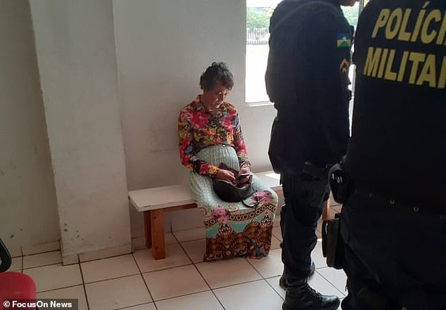 60 yaşındaki annesinin yerine ehliyet sınavına girmek için kadın kılığına girdi