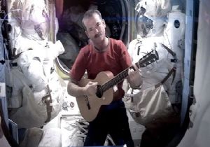 Chris Hadfield Uzayda Klip Çekti!