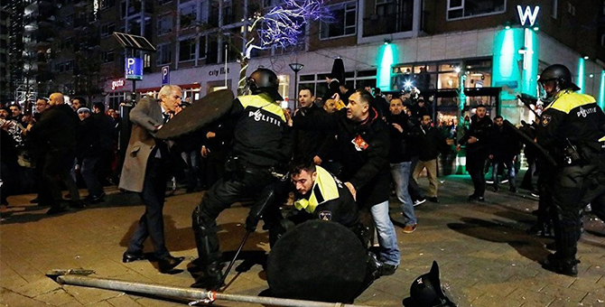 Hollanda da Bakan Kaya ya destek veren Türklere dava