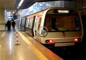 Metro Bekleyen Kişiyi Raylara İtti