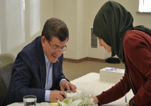 'Medeniyetler ve Şehirler' Ahmet Davutoğlu kitabını imzaladı