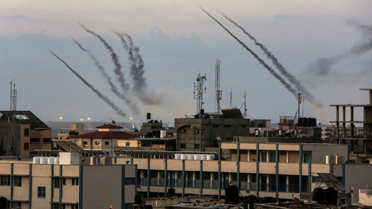 Hamas roketlerle İsrail’i vurdu!
