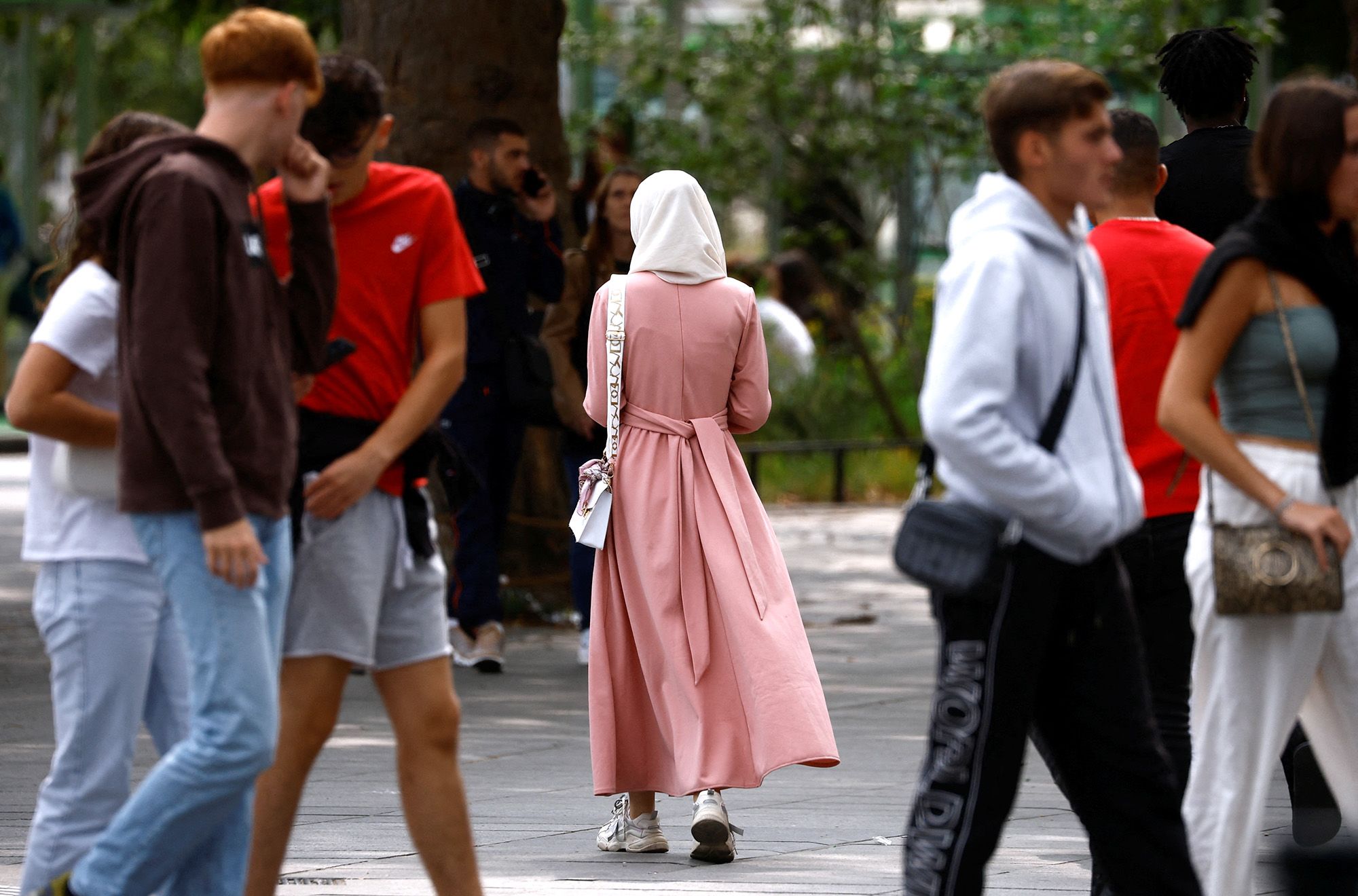 Fransa da okullarda abaya yasağı protesto edildi