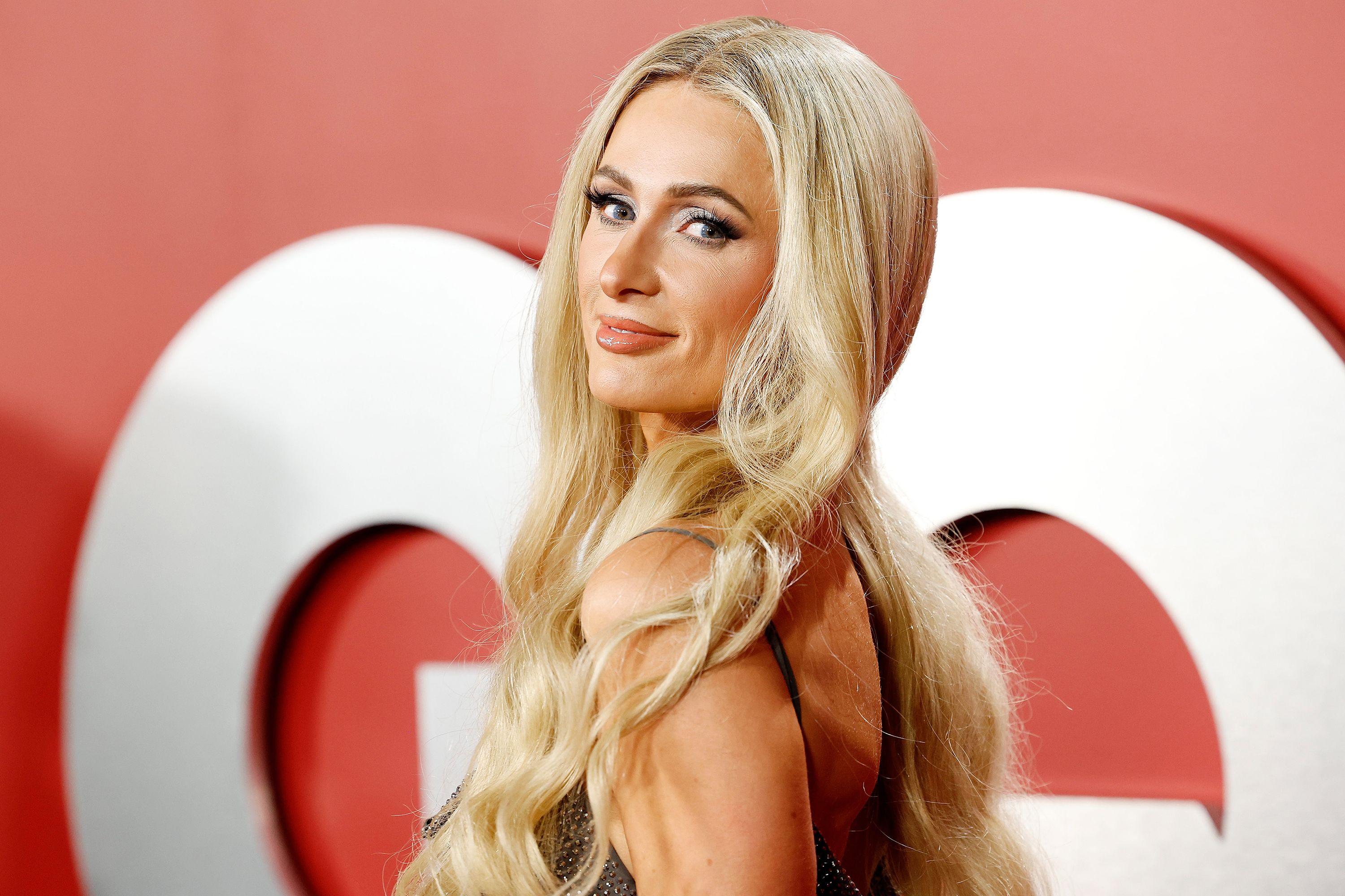 Paris Hilton dan olay hamle: Türk şarkıcıyı takibe aldı