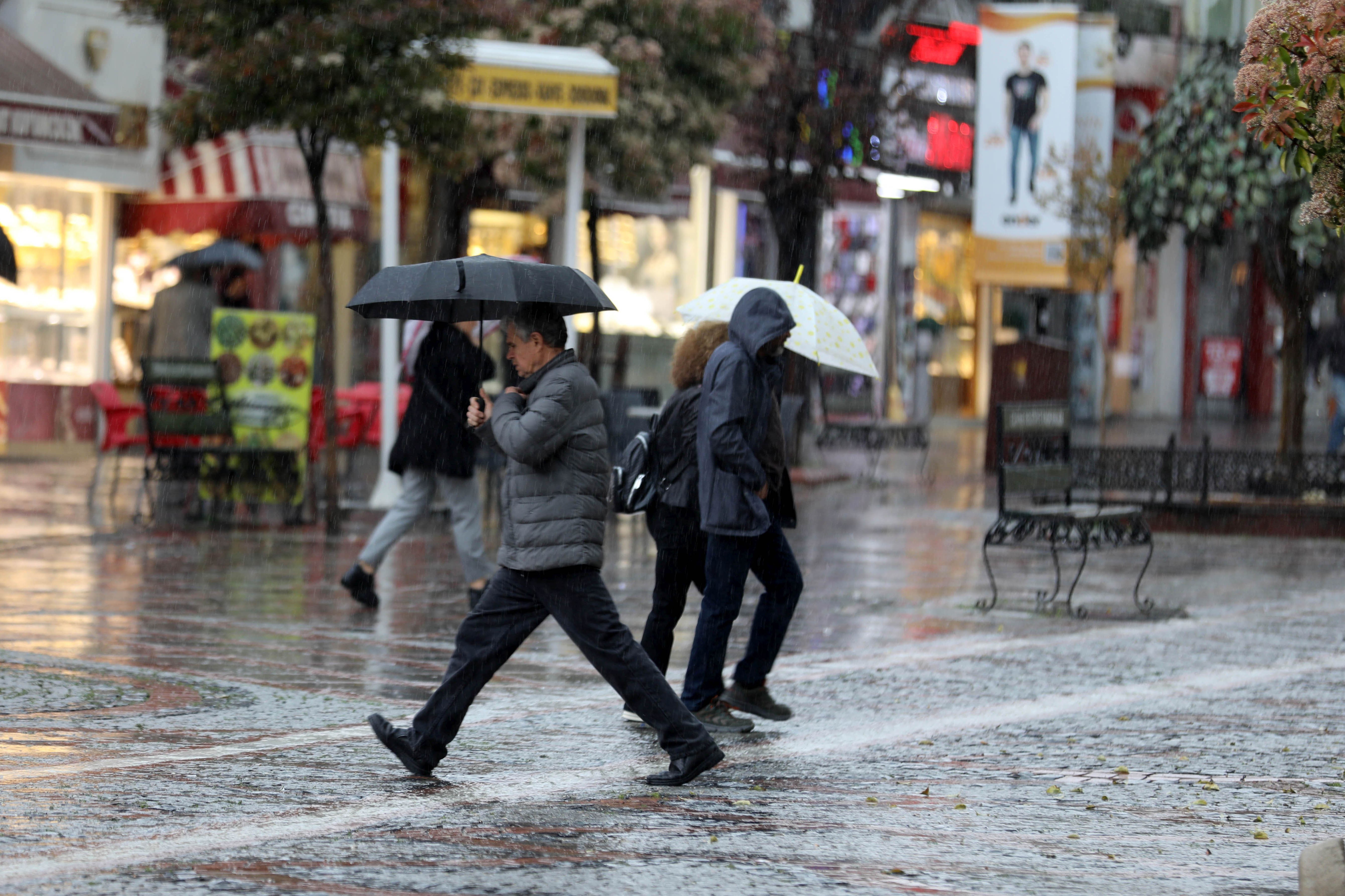 Ege yi dolu ve sağanak yağış vurdu