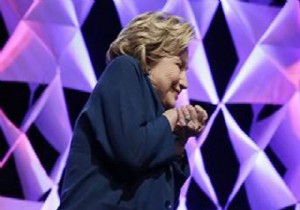 Hillary Clinton Ayakkabıyı Yedi! / VİDEO