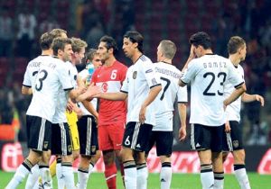 Mesut Özil Hamit`i Teselli Etti