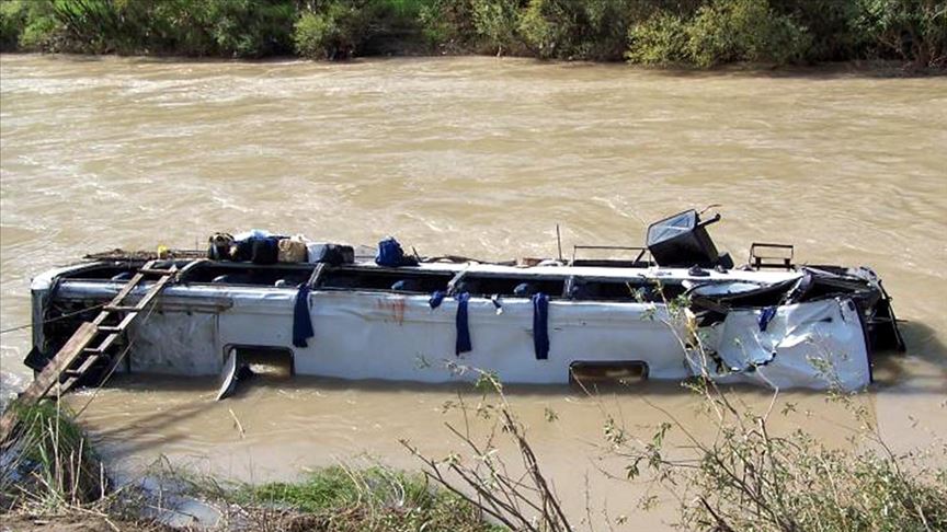 Otobüs nehre düştü: 17 ölü