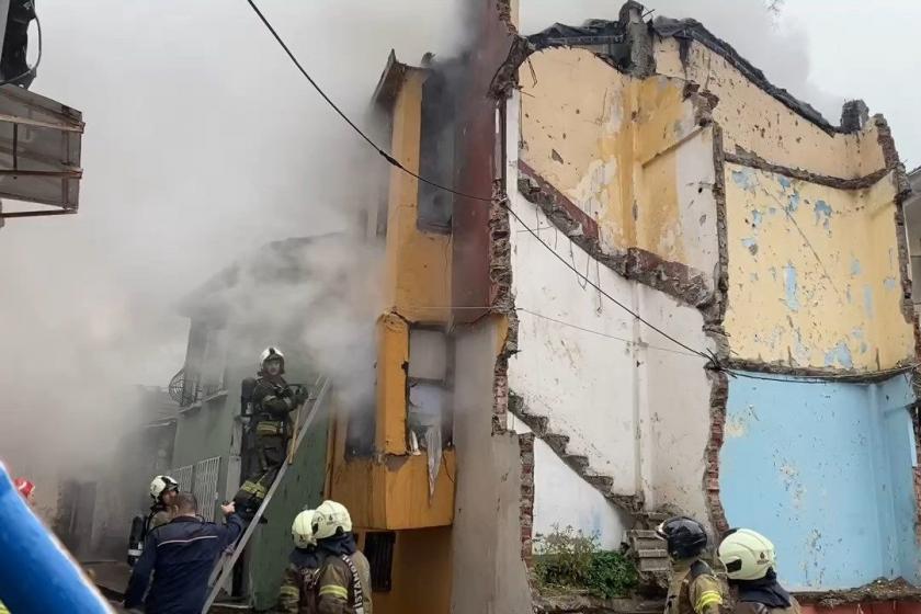 İstanbul da 3 katlı binada yangın: 1 ölü