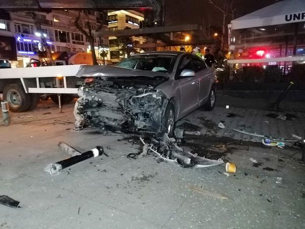 Bağdat Caddesi nde korkunç kaza: 1 ağır yaralı!