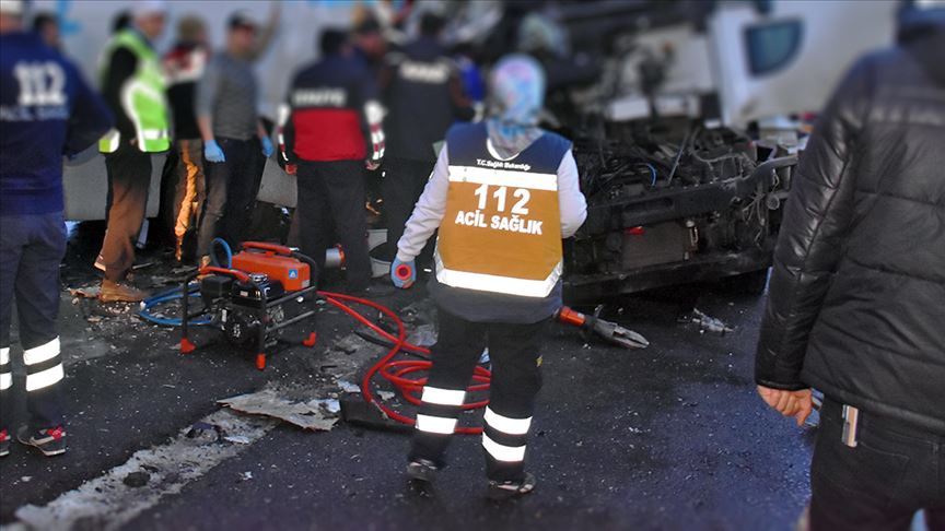 Afyonkarahisar da feci kaza: 2 ölü, 21 yaralı