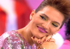 Demet Akalın dan Örnek Hareket!