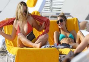 Victoria s Secret meleği plajda
