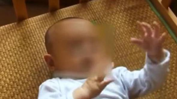 Bebeklerini açık artırmayla sattılar