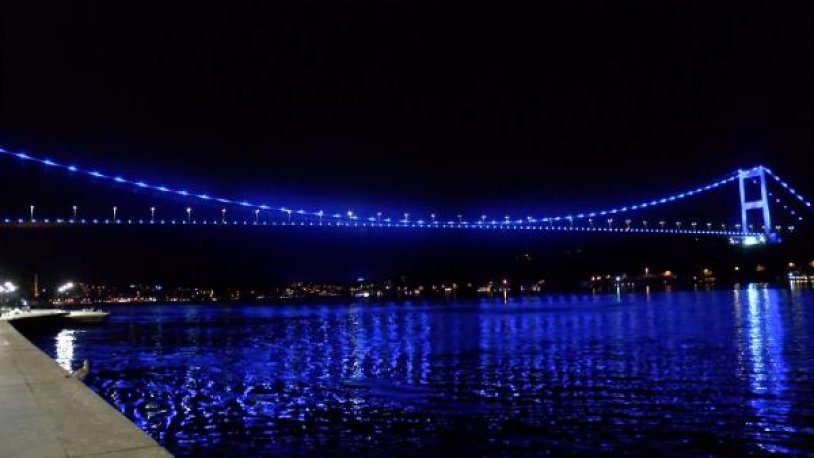 İstanbul da köprüler maviye büründü