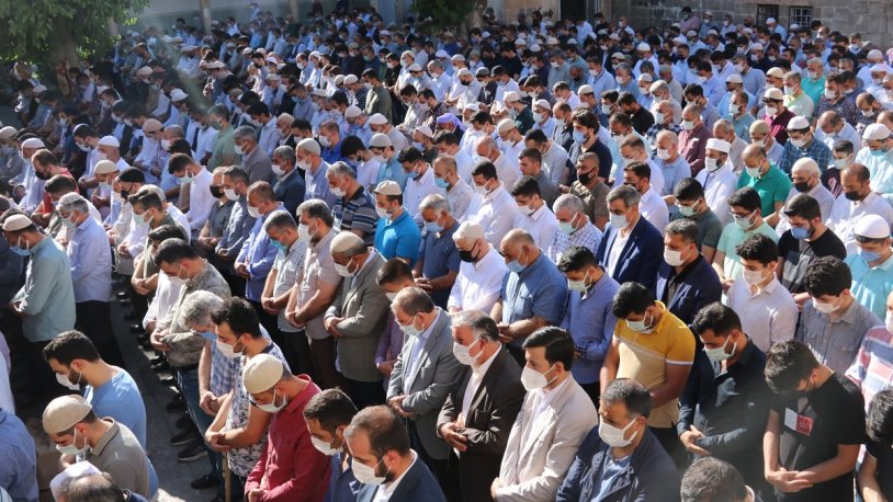 Kovid 19 dan ölen tarikat liderinin cenazesinde tedbirler hiçe sayıldı