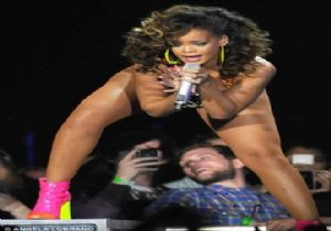 Rihanna Hastaneye Kaldırıldı