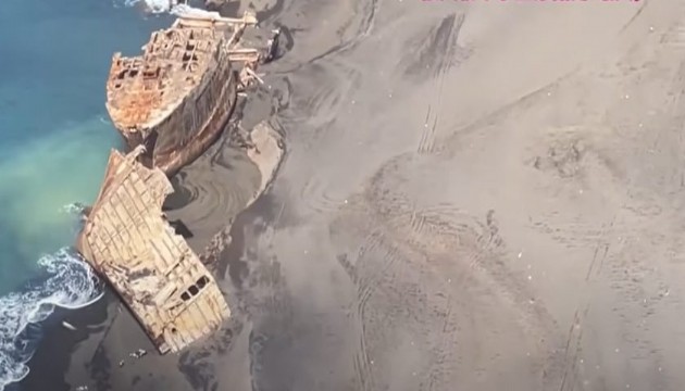 2. Dünya Savaşı'ndan kalma gemiler, volkanik hareketler nedeniyle kıyıya oturdu!