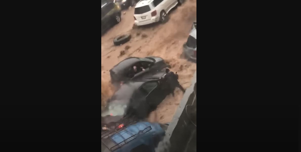 Lübnan’ı sel vurdu: Araçlar sel sularına kapıldı!