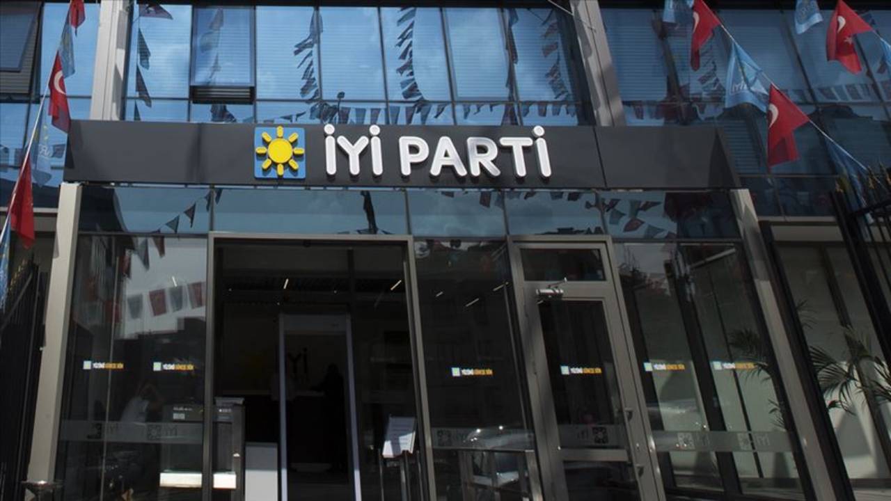 İYİ Parti de bir üst düzey istifa daha