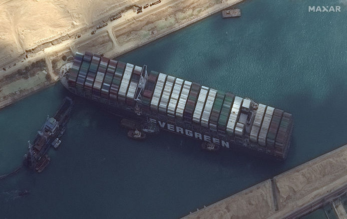 Süveyş Kanalı ndaki gemi kurtarıldı!