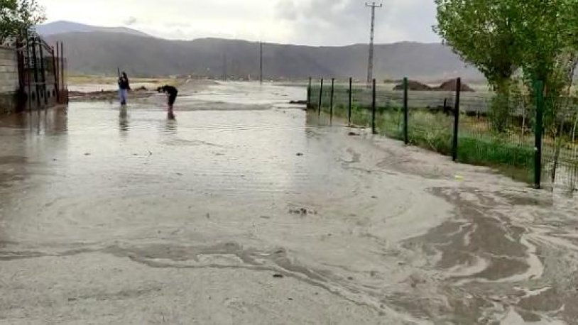 Ağrı da sağanak sele neden oldu!