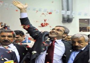 ANAVATAN YENİ LİDERİNİ ÜÇÜNCÜ TURDA BULDU… GENEL BAŞKAN SALİH UZUN!