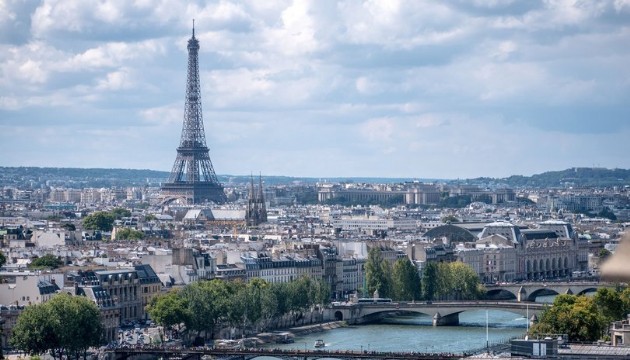 Paris te bıçaklı bir kişi iki kadını rehin aldı
