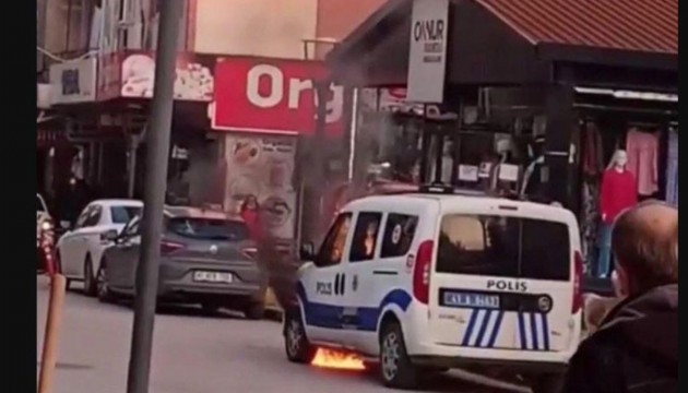 Karakolun önündeki polis otomobilini yaktı
