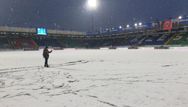 Rize maç için taraftar ile kar temizliği!