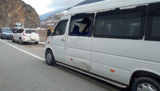 Kaya parçaları minibüse çarptı: 2 yaralı