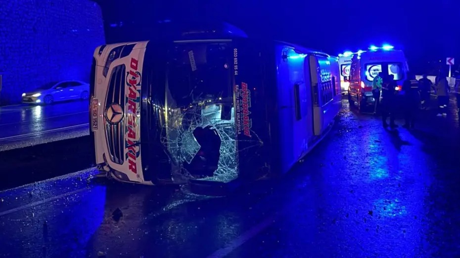 Osmaniye de otobüs kazası: 3 yaralı hastaneye kaldırıldı