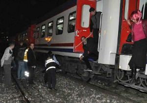 16’lık Model Trenin Önüne Atladı 