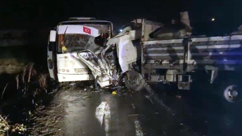 Servis midibüsü kamyonetle çarpıştı: 1 ölü!