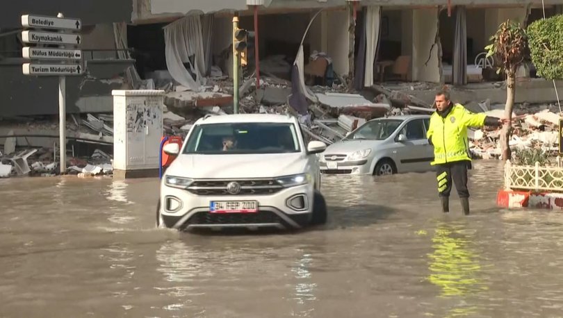 Deprem sonrası deniz yükseldi: Cadde su altında kaldı