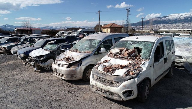 Depremde binlerce araç hasar gördü