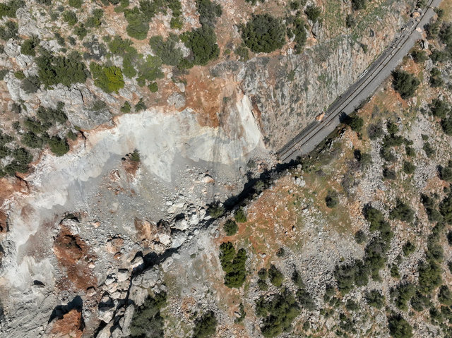 Felaketin yeni görüntüleri: Demiryolu kayalarla kapandı