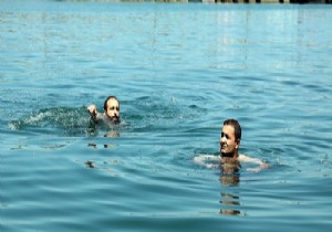 Denizde engel tanımıyor hayallerine kulaç atıyor