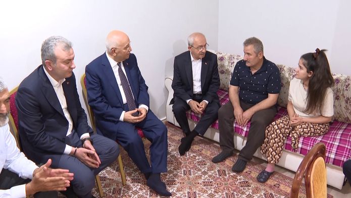 Kılıçdaroğlu ndan depremzede ziyareti