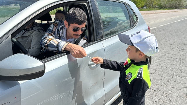 23 Nisan da çocuklar trafik polisi oldu