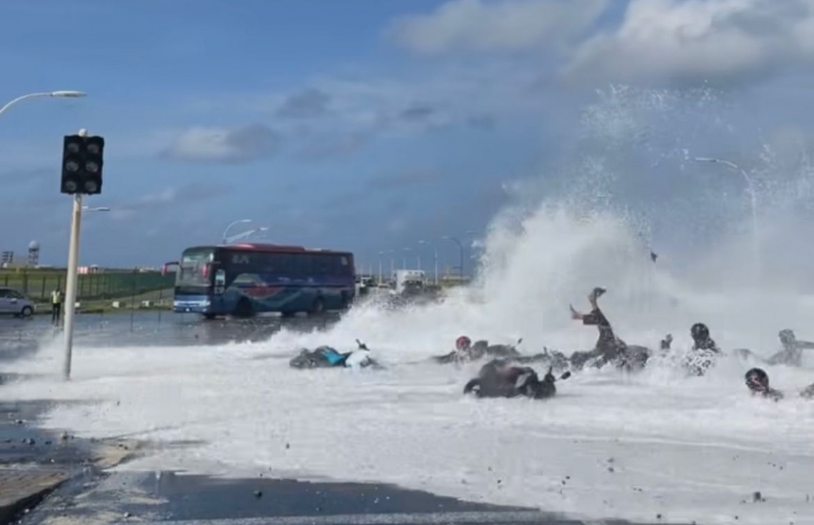 Maldivler’de sahile vuran dalga, araçları ve insanları sürükledi