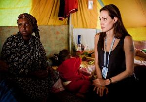 Angelina Jolie İle Babası Gurur  Duydu!