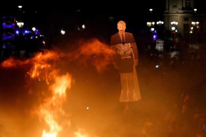 Fransa da göstericiler Macron un maketini yaktı