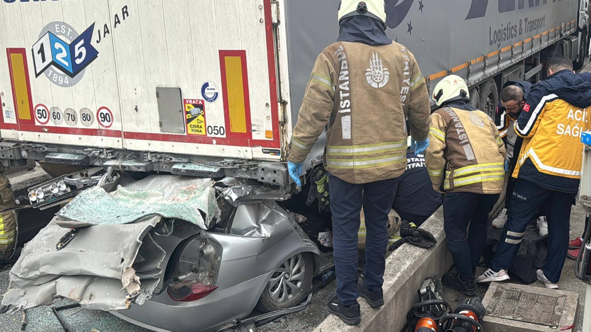 Kuzey Marmara Otoyolu nda otomobil TIR ın altında kaldı