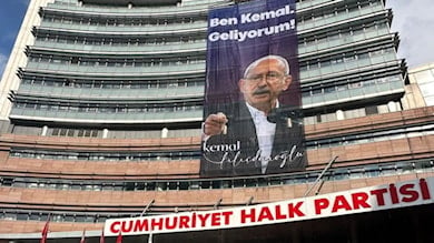 CHP Genel Merkez e  Ben Kemal, geliyorum!  pankartı