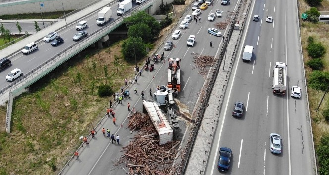 TEM Otoyolu nda TIR devrildi!