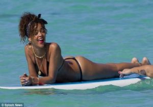 Rihanna dan Bikini Şov