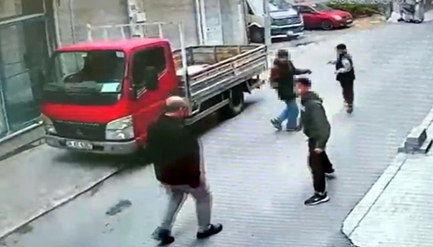 3 çocuk yaşlı adamı sokak ortasında darp etti